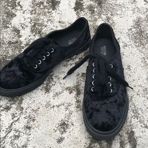 Velvet black shoes
